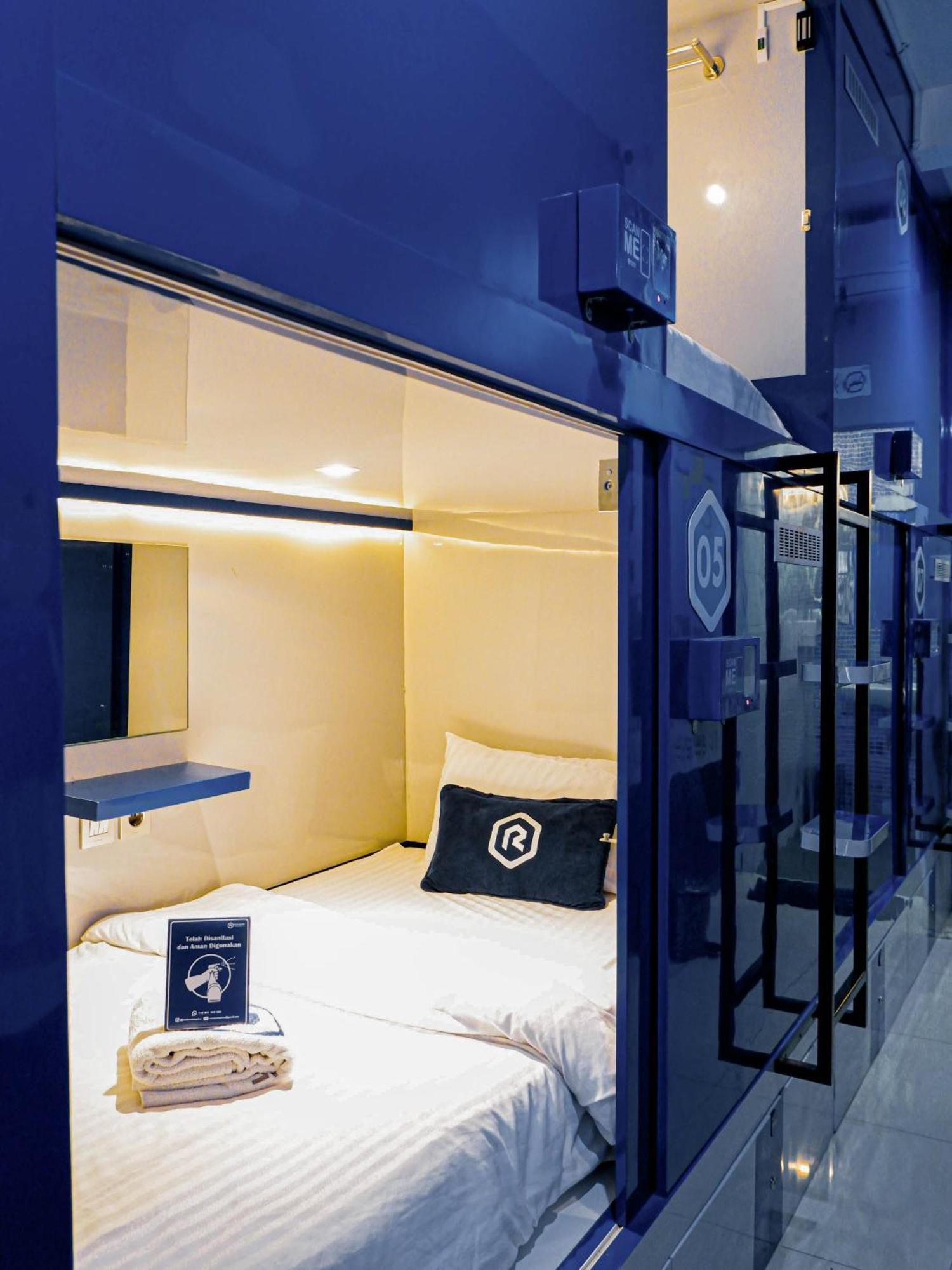 Rosalyne Sleepbox Malioboro 3 Hotel Yogyakarta Exterior photo